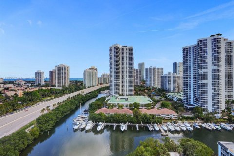 Copropriété à vendre à Aventura, Floride: 2 chambres, 109.72 m2 № 1937736 - photo 1