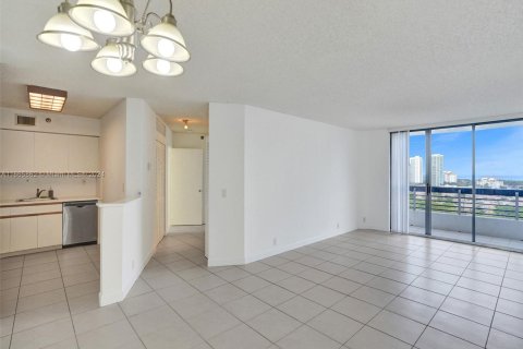 Condo in Aventura, Florida, 2 bedrooms  № 1937736 - photo 9