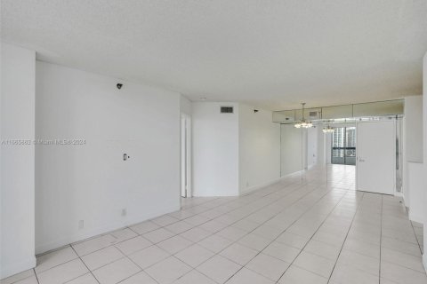 Condo in Aventura, Florida, 2 bedrooms  № 1937736 - photo 12