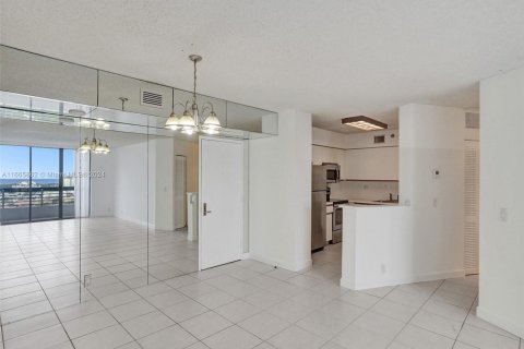Condo in Aventura, Florida, 2 bedrooms  № 1937736 - photo 10