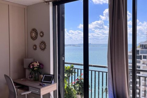 Condo in Miami, Florida, 3 rooms № 2146824 - photo 3