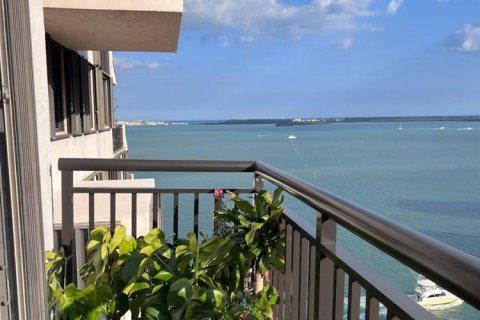 Condo in Miami, Florida, 3 rooms № 2146824 - photo 2