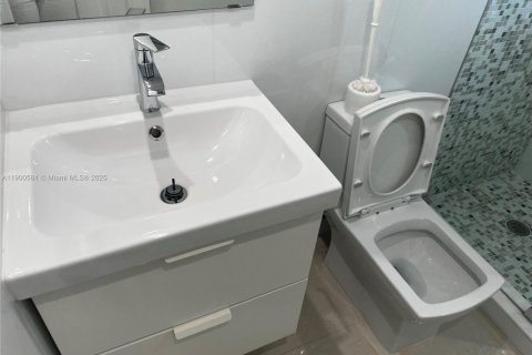 Condo in Miami, Florida, 1 bedroom  № 1951857 - photo 5