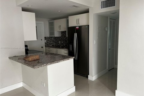 Condo in Miami, Florida, 1 bedroom  № 1951857 - photo 3