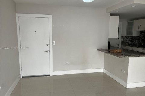 Condo in Miami, Florida, 1 bedroom  № 1951857 - photo 2