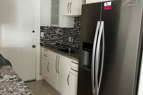 Condo in Miami, Florida, 1 bedroom  № 1951857 - photo 4