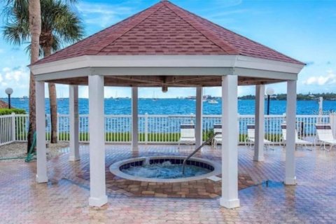 Condo in Saint Petersburg, Florida, 1 bedroom  № 1849876 - photo 10