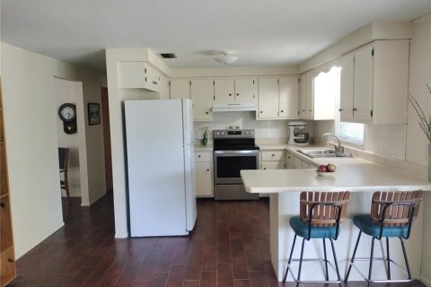 House in Zephyrhills, Florida 3 bedrooms, 132.85 sq.m. № 2227567 - photo 4