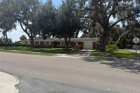 House in Zephyrhills, Florida 3 bedrooms, 132.85 sq.m. № 2227567