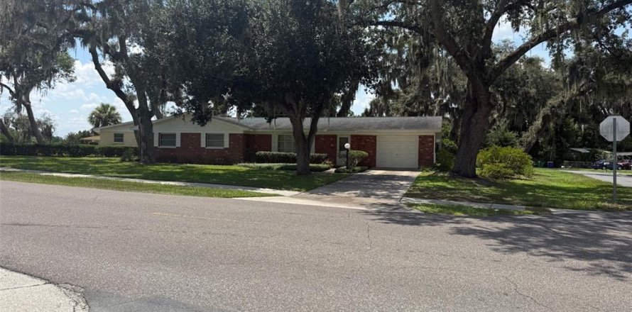 House in Zephyrhills, Florida 3 bedrooms, 132.85 sq.m. № 2227567