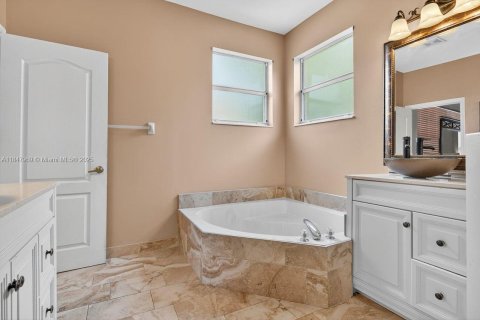 House in Homestead, Florida 7 bedrooms, 253.34 sq.m. № 1848862 - photo 27