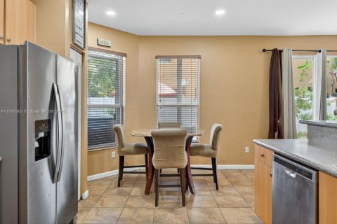 House in Homestead, Florida 7 bedrooms, 253.34 sq.m. № 1848862 - photo 12