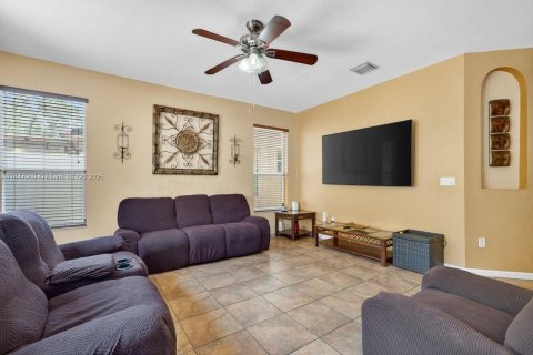 House in Homestead, Florida 7 bedrooms, 253.34 sq.m. № 1848862 - photo 18