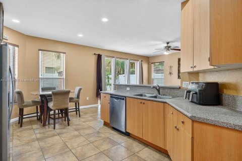 House in Homestead, Florida 7 bedrooms, 253.34 sq.m. № 1848862 - photo 11