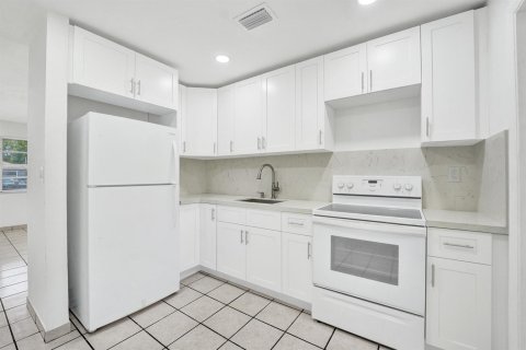Propiedad comercial en venta en Hollywood, Florida, 178 m2 № 2173840 - foto 9