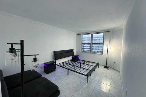 Condo in Hallandale Beach, Florida, 1 bedroom  № 2175358 - photo 14