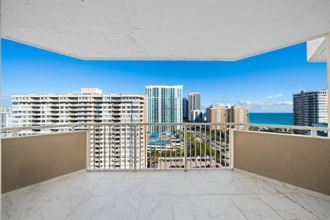 Condo in Hallandale Beach, Florida, 1 bedroom  № 2175358 - photo 3