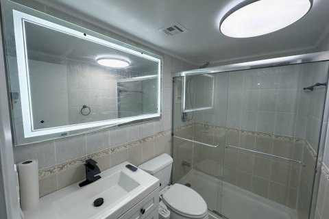 Condo in Hallandale Beach, Florida, 1 bedroom  № 2175358 - photo 16