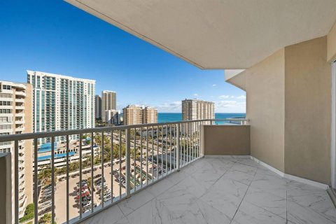 Condo in Hallandale Beach, Florida, 1 bedroom  № 2175358 - photo 5