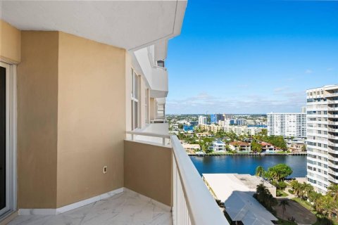Condo in Hallandale Beach, Florida, 1 bedroom  № 2175358 - photo 2