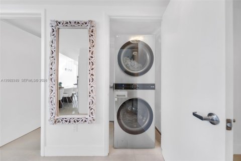 Condo in Miami, Florida, 3 bedrooms  № 2067693 - photo 25