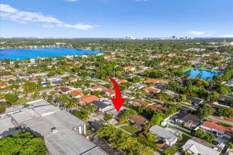 House in Miami, Florida 5 bedrooms, 222.32 sq.m. № 2000993 - photo 1