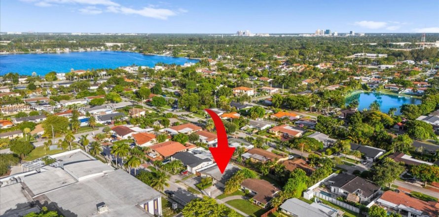 House in Miami, Florida 5 bedrooms, 222.32 sq.m. № 2000993