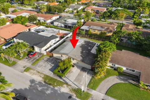 House in Miami, Florida 5 bedrooms, 222.32 sq.m. № 2000993 - photo 2