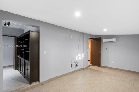 Villa ou maison à vendre à Miami, Floride: 5 chambres, 222.32 m2 № 2000993 - photo 17