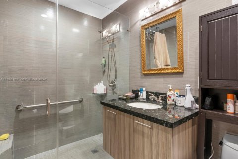 Villa ou maison à vendre à Miami, Floride: 5 chambres, 222.32 m2 № 2000993 - photo 13