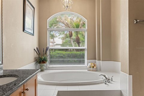 House in Tampa, Florida 4 bedrooms, 310.48 sq.m. № 2117266 - photo 27