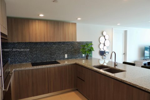 Снять в аренду кондоминиум в Бей-Харбор-Айлендс, Флорида 2 спальни, 133.22м2, № 2062890 - фото 8