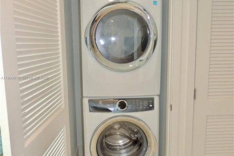 Снять в аренду кондоминиум в Бей-Харбор-Айлендс, Флорида 2 спальни, 133.22м2, № 2062890 - фото 9