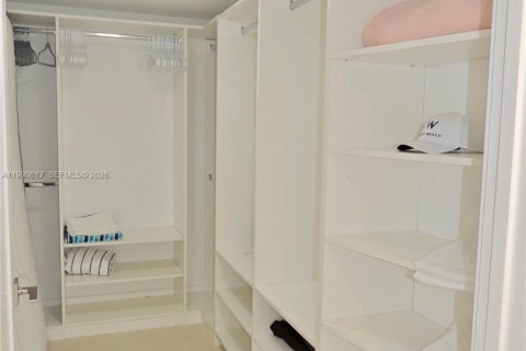 Снять в аренду кондоминиум в Бей-Харбор-Айлендс, Флорида 2 спальни, 133.22м2, № 2062890 - фото 16