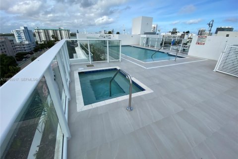 Снять в аренду кондоминиум в Бей-Харбор-Айлендс, Флорида 2 спальни, 133.22м2, № 2062890 - фото 27