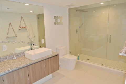 Снять в аренду кондоминиум в Бей-Харбор-Айлендс, Флорида 2 спальни, 133.22м2, № 2062890 - фото 17