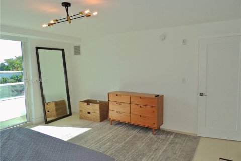 Снять в аренду кондоминиум в Бей-Харбор-Айлендс, Флорида 2 спальни, 133.22м2, № 2062890 - фото 11