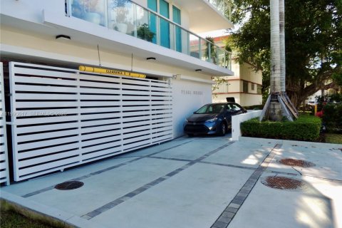 Снять в аренду кондоминиум в Бей-Харбор-Айлендс, Флорида 2 спальни, 133.22м2, № 2062890 - фото 30