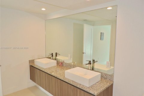 Снять в аренду кондоминиум в Бей-Харбор-Айлендс, Флорида 2 спальни, 133.22м2, № 2062890 - фото 18