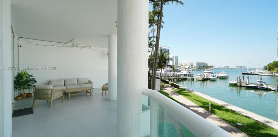 Condo à North Bay Village, Floride, 3 chambres № 1875504