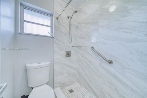 Casa en alquiler en Miami, Florida, 2 dormitorios, 97.27 m2 № 1956496 - foto 7