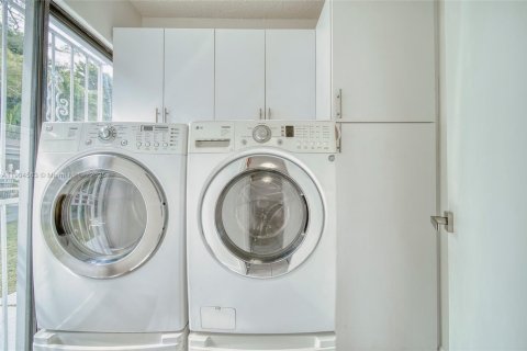 Casa en alquiler en Miami, Florida, 2 dormitorios, 97.27 m2 № 1956496 - foto 5