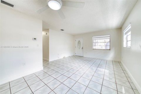 Casa en alquiler en Miami, Florida, 2 dormitorios, 97.27 m2 № 1956496 - foto 14