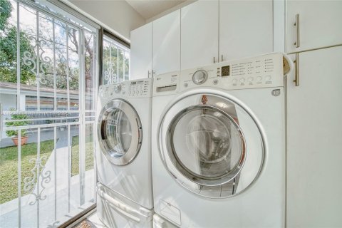 Casa en alquiler en Miami, Florida, 2 dormitorios, 97.27 m2 № 1956496 - foto 15