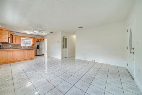 Casa en alquiler en Miami, Florida, 2 dormitorios, 97.27 m2 № 1956496 - foto 10