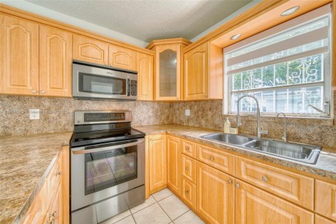 Casa en alquiler en Miami, Florida, 2 dormitorios, 97.27 m2 № 1956496 - foto 13