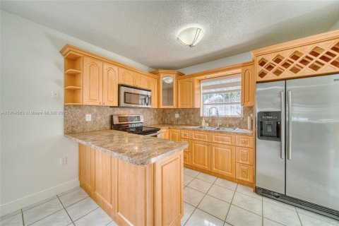 Casa en alquiler en Miami, Florida, 2 dormitorios, 97.27 m2 № 1956496 - foto 2