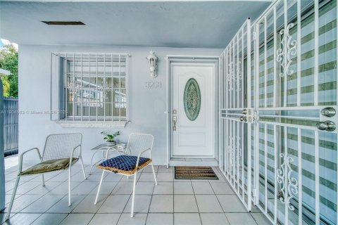 Casa en alquiler en Miami, Florida, 2 dormitorios, 97.27 m2 № 1956496 - foto 23