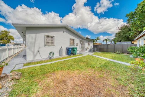 Casa en alquiler en Miami, Florida, 2 dormitorios, 97.27 m2 № 1956496 - foto 25