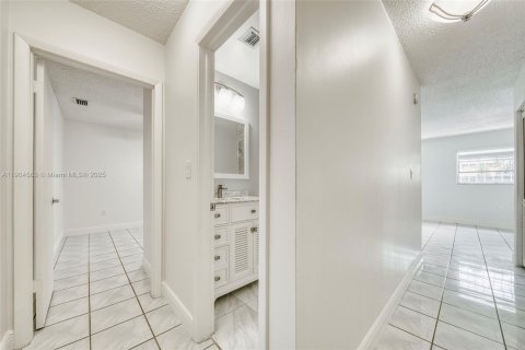 Casa en alquiler en Miami, Florida, 2 dormitorios, 97.27 m2 № 1956496 - foto 16